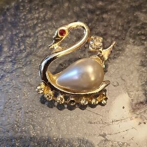 Elegant Gold and Pearl Swan Brooch